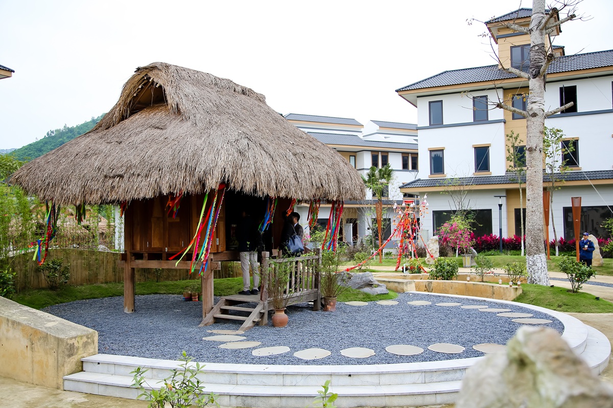 Miếu Mường cổ kính - “trái tim tâm linh” tọa lạc tại Đảo Trung Mường, biểu tượng cho triết lý phát triển tôn trọng văn hóa bản địa tại Mường Central.