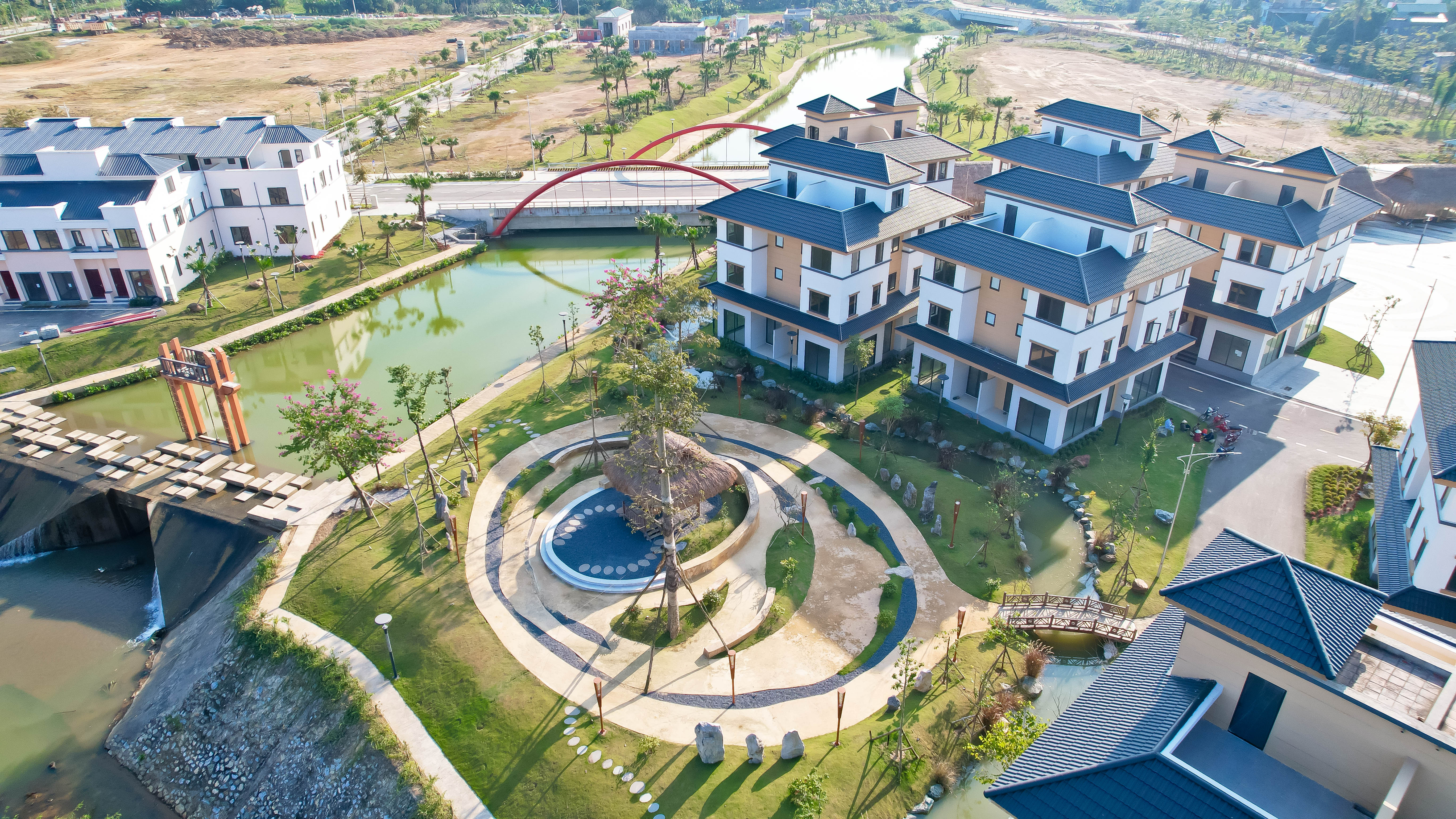 Vượt xa những khối bê tông thô cứng, mỗi căn nhà tại Mường Central là một “bản vẽ biết nói”, thấu hiểu nhu cầu tìm về chốn an cư yên bình và tái tạo năng lượng của con người hiện đại. Ảnh: Dạ Hợp.