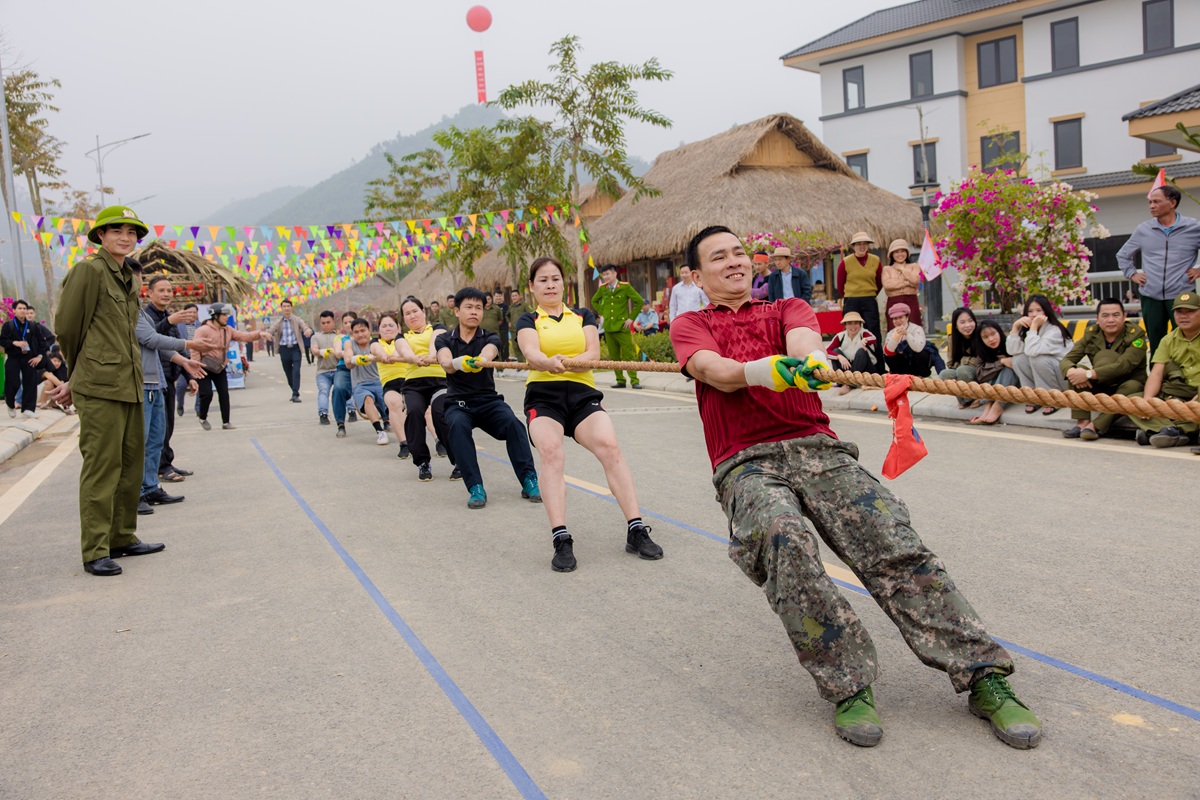 Sôi nổi hoạt động kéo co truyền thống tại Mường Central - Nơi không gian sinh hoạt cộng đồng và văn hóa bản địa hòa quyện, kiến tạo nên sợi dây gắn kết bền vững giữa các thế hệ cư dân.