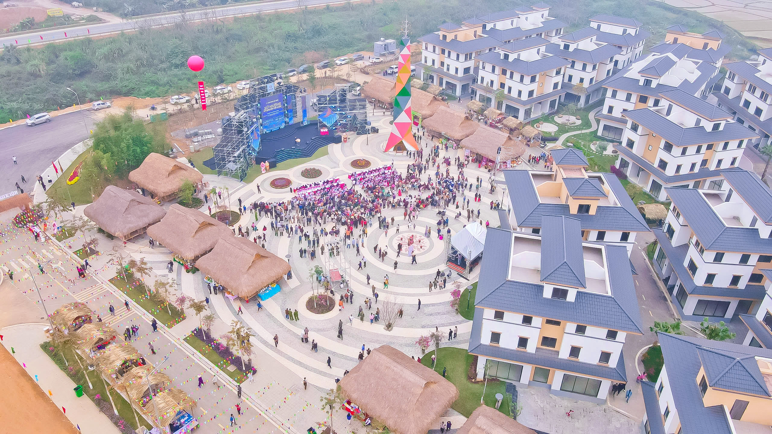 Khu nhà ở chuyên gia Mường Central mang tên Phố Cửa Mường bừng sáng sức sống mới giữa không gian sự kiện sôi động, náo nhiệt.